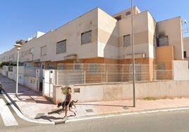 Imagen de una vivienda tapiada en el entorno de la calle Asteroide de Almería.