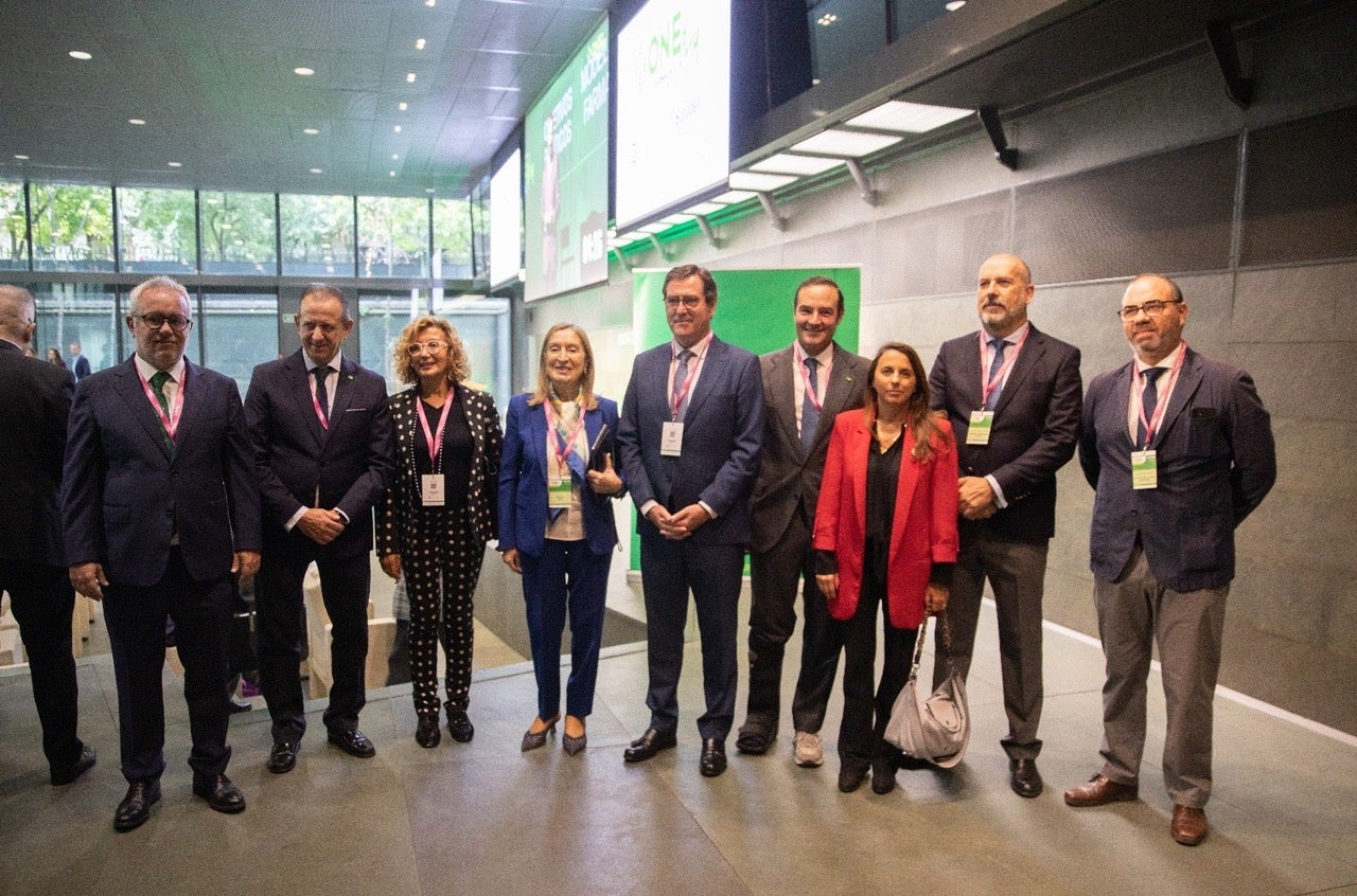 Ana Pastor (cuarta por la izquierda), con algunos de los promotores de la jornada.