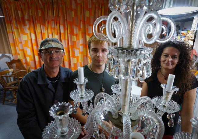 Antonio, con su hijo Rafa y su mujer, Mº Carmen, todos ellos trabajadores del taller de restauración.