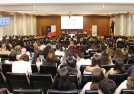 Jornada inaugural en el aula magna de la Facultad de Farmacia.