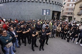 Varias decenas de personas se concentraron en Maracena para condenar los hechos.