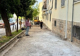 Demolición de la acera en la calle Fermín Palma para proceder a su sustitución.