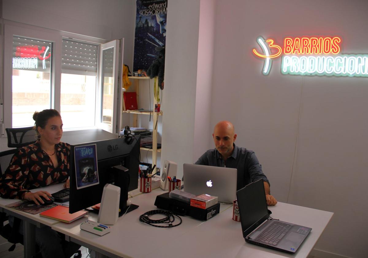 Imagen principal - Marta y Fernando, en el estudio de Barrios; rodaje y cartel de 'Cementerio de coches'. 