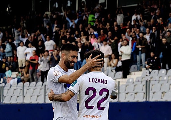 Mario Martos y Óscar Lozano celebran un gol con la afición blanca detrás