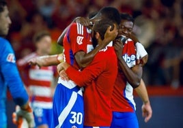 Shon Weissman y Oscar Naasei abrazan a Siren Diao tras su gol al Córdoba.