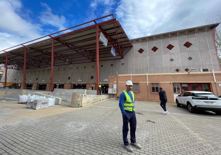 Obras de reforma en la fachada del Palacio de Deportes.