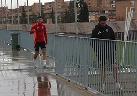 Tsitaishvili saluda al dirigirse hacia el campo de entrenamiento, precedido por Lucena.