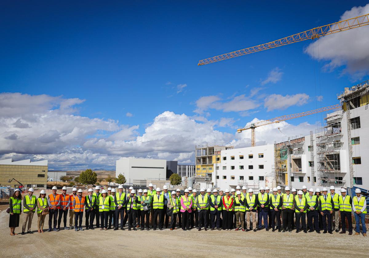 Los miembros del comité director del proyecto Dones, junto a las obras de los edificios auxiliares del acelerador en la Citai de Escúzar.