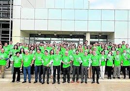 Foto de familia de los empleados de la sede central de la Caja Rural de Jaén.
