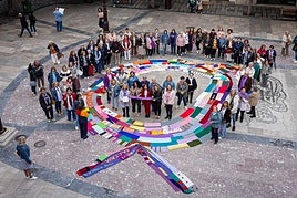 Las tejedoras contra la violencia de género y vicaria tomaron ayer la plaza del Carmen