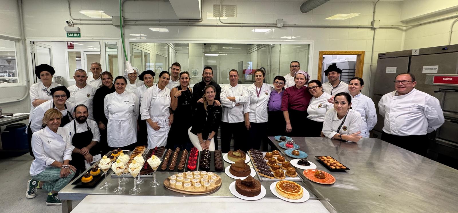 David Pallàs junto al profesorado durante el curso celebrado en la Escuela de Hostelería.