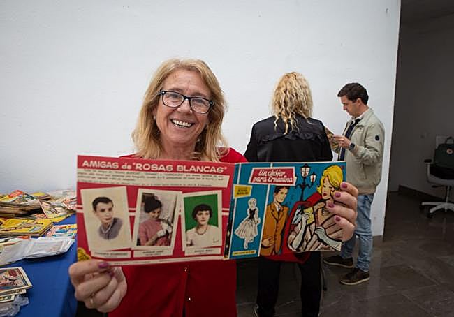 Encarna muestra uno de sus tebeos.