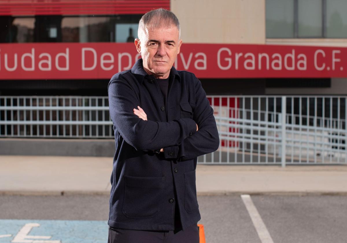 Lucas Alcaraz, director de la Ciudad Deportiva del Granada, posa delante de la entrada principal de la instalación.