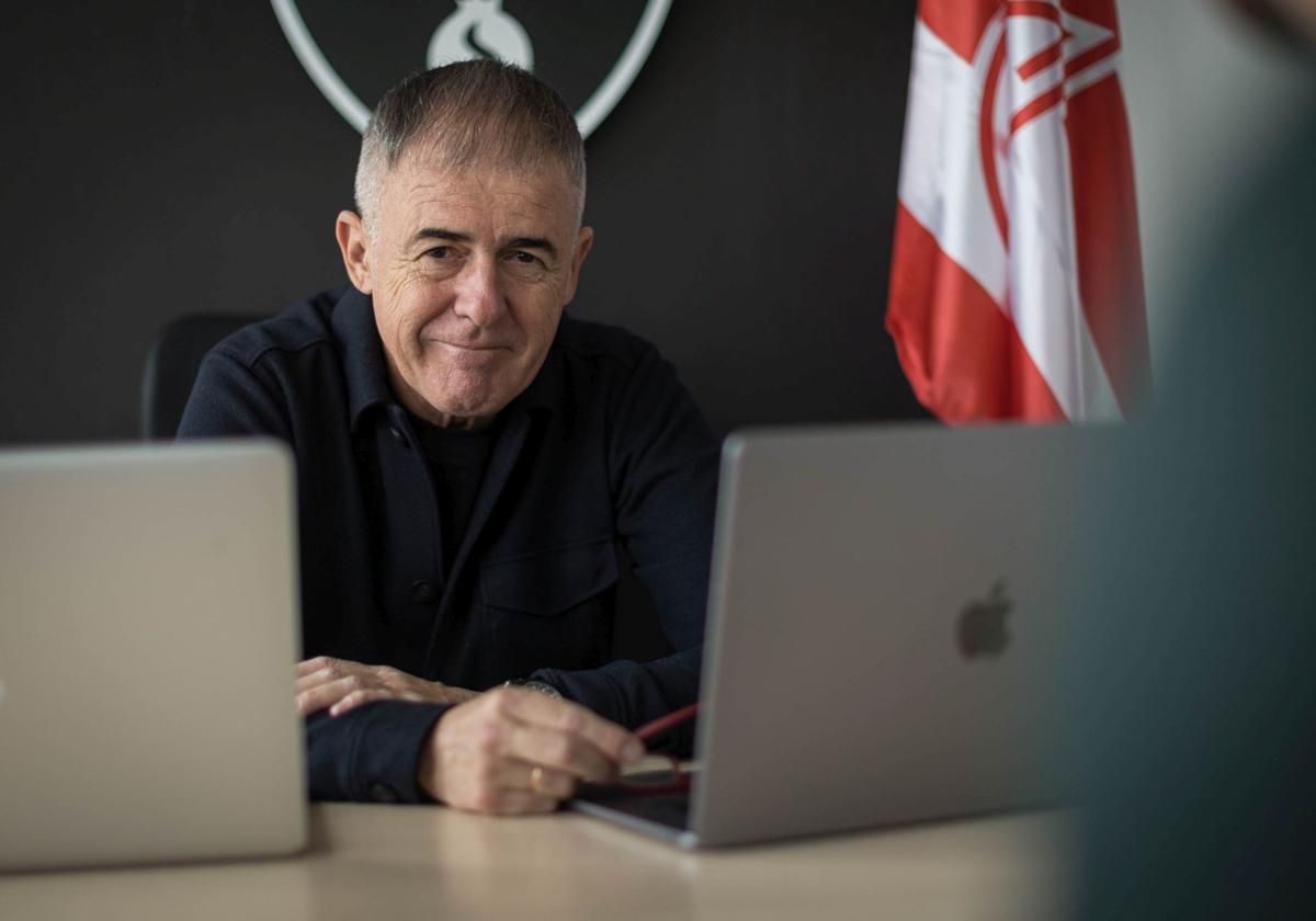 Lucas Alcaraz posa sonriente en su despacho de la Ciudad Deportiva.