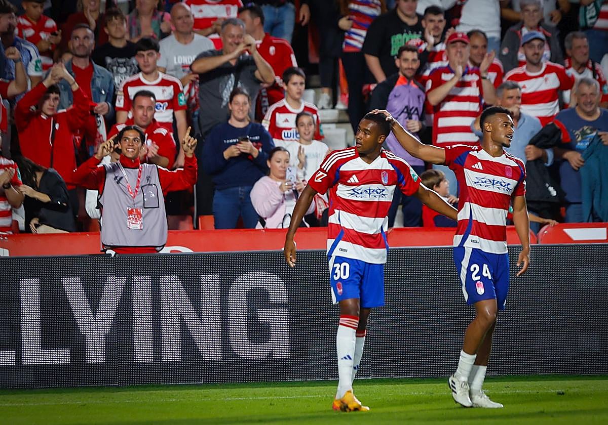 Loïc felicita a Diao tras su gol.