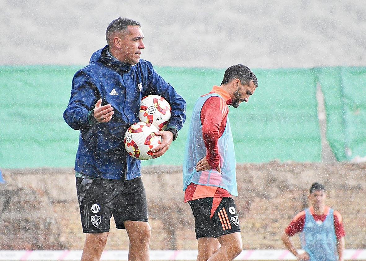 Juan Antonio Milla dando instrucciones bajo la lluvia en Linarejos.