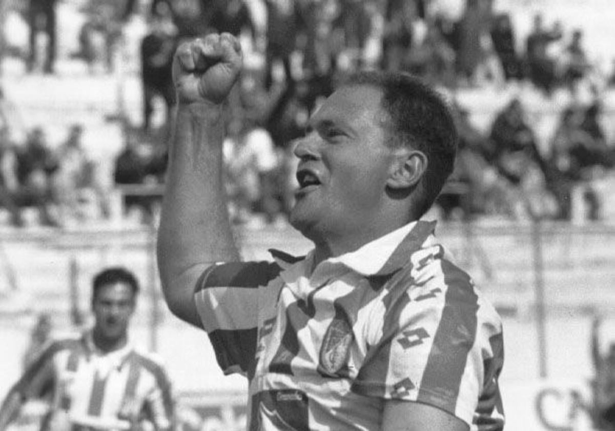 Pepe Mel celebra un gol con el Granada en 1995.