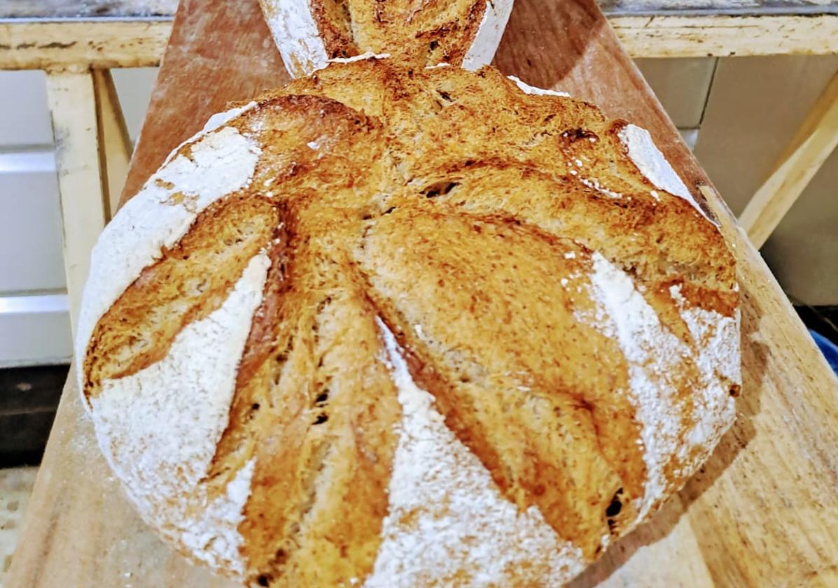 Imagen principal - Premian a una panadería de Granada con una Estrella por su «pan de antaño»