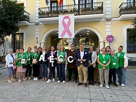 El alcalde Juanjo Ruiz Joya y su equipo de gobierno en el acto para conmemorar el Día Mundial de la Lucha contra el Cáncer de Mama.