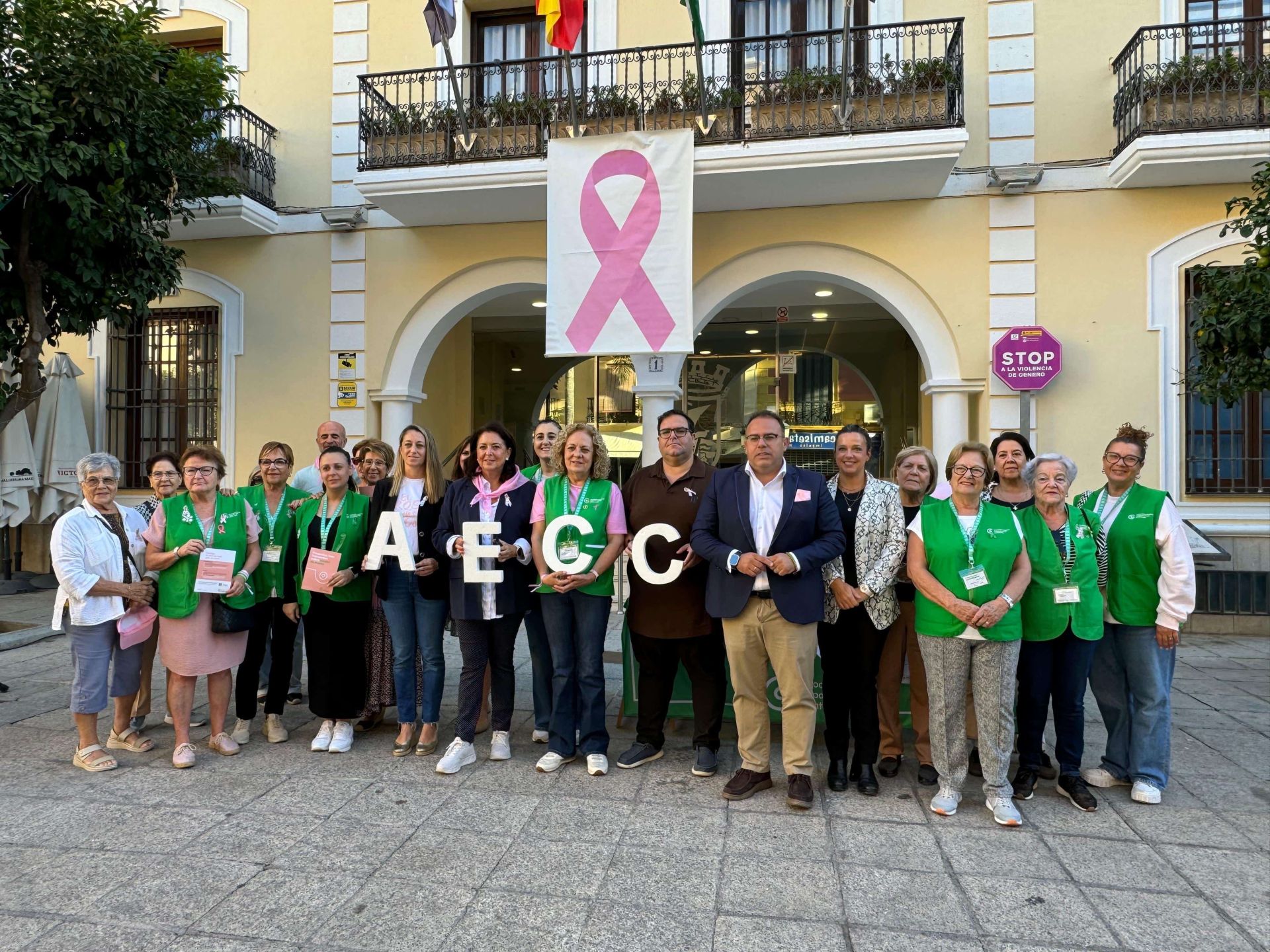 El alcalde Juanjo Ruiz Joya y su equipo de gobierno en el acto para conmemorar el Día Mundial de la Lucha contra el Cáncer de Mama.