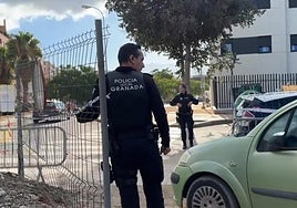 Policía Local de Granada en el descampado frente a Hipercor.