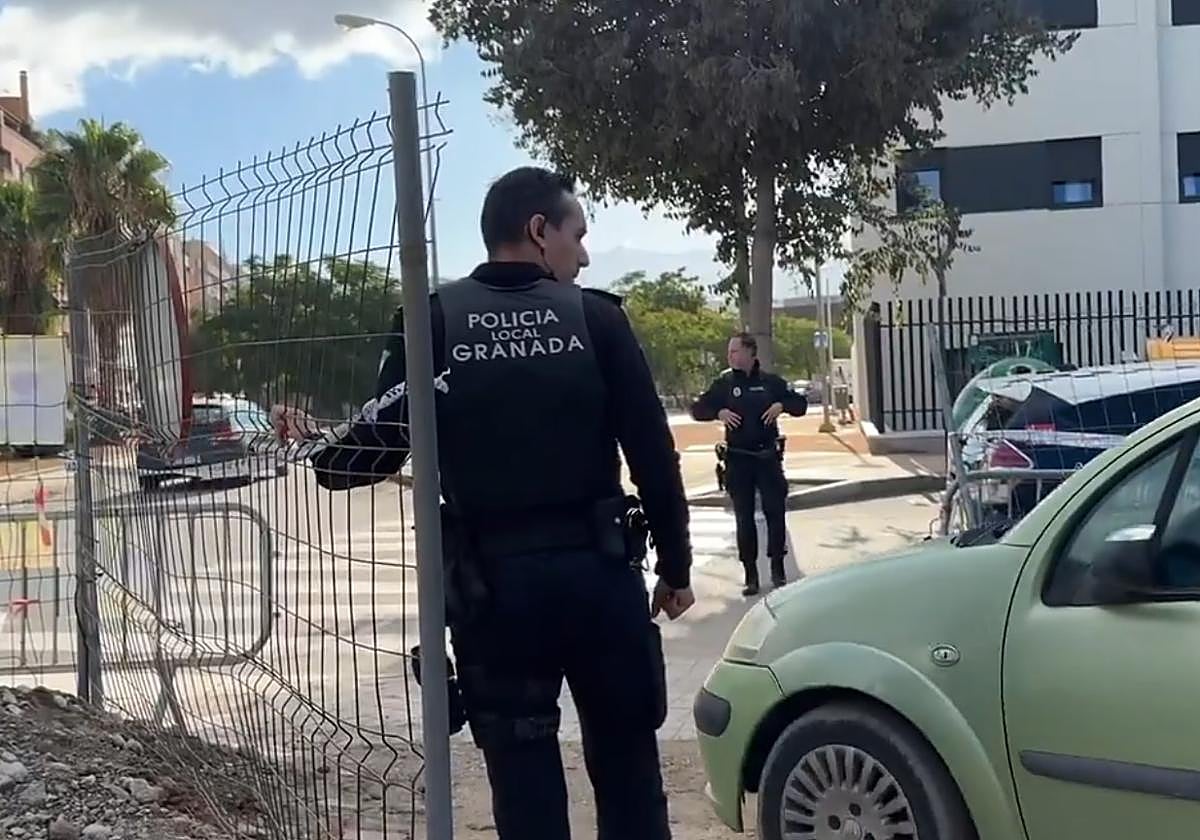 Policía Local de Granada en el descampado frente a Hipercor.