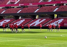 Calentamiento del equipo en Los Cármenes, este viernes.