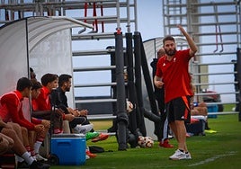 El técnico del Recreativo, Jon Erice, durante un partido esta campaña.