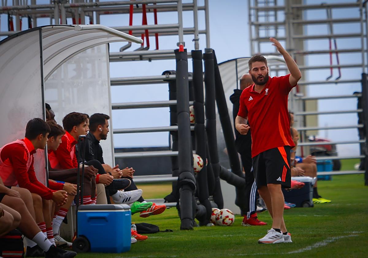 El técnico del Recreativo, Jon Erice, durante un partido esta campaña.