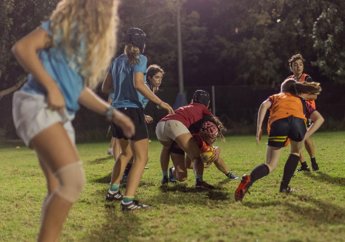 Imagen principal - Las universitarias del rugby 7, en acción. 