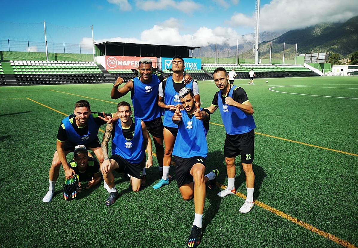 Loïc Williams, teñido de rubio arriba a la izquierda, posa con sus compañeros en el Atlético Paso.