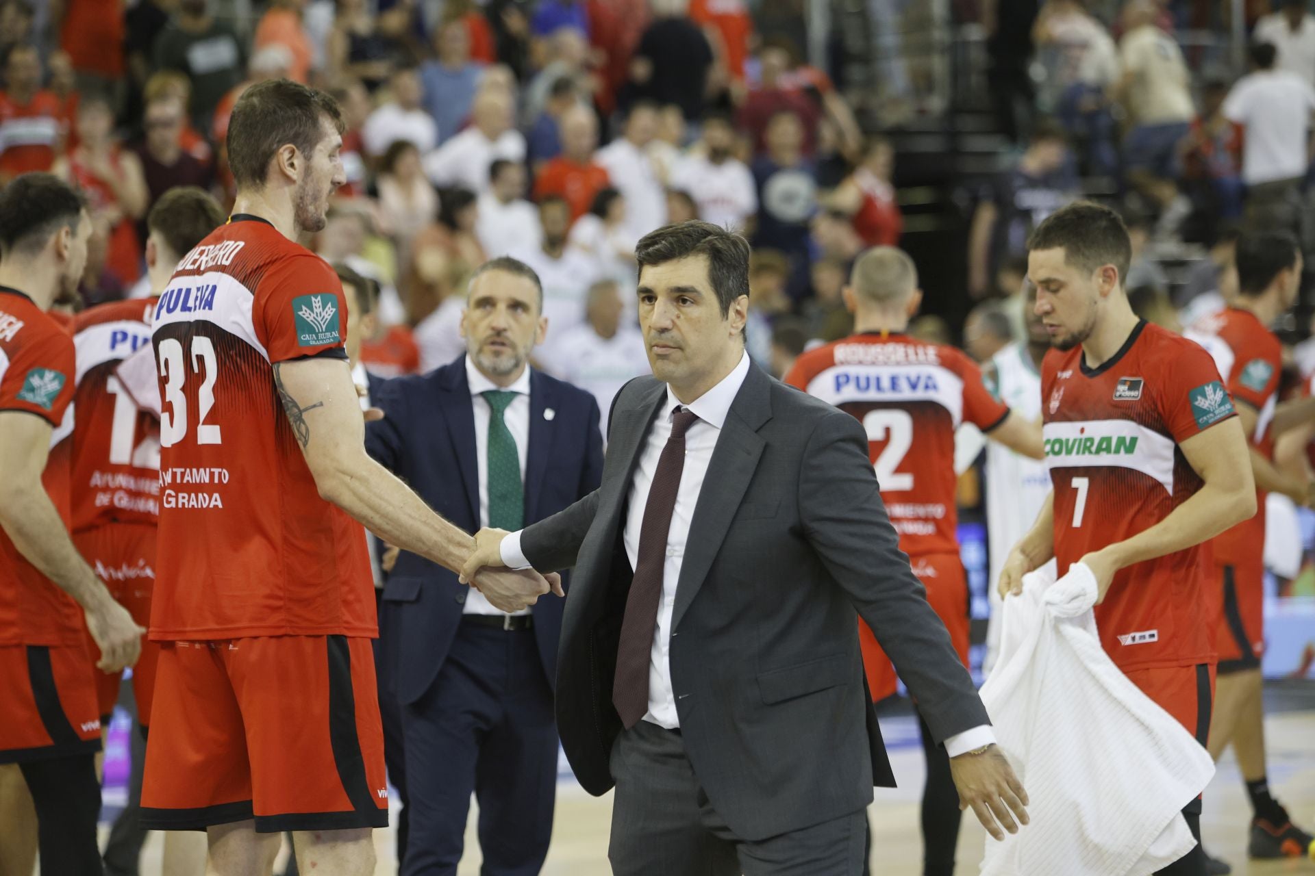 Pablo Pin felicita a Rubén Guerrero.