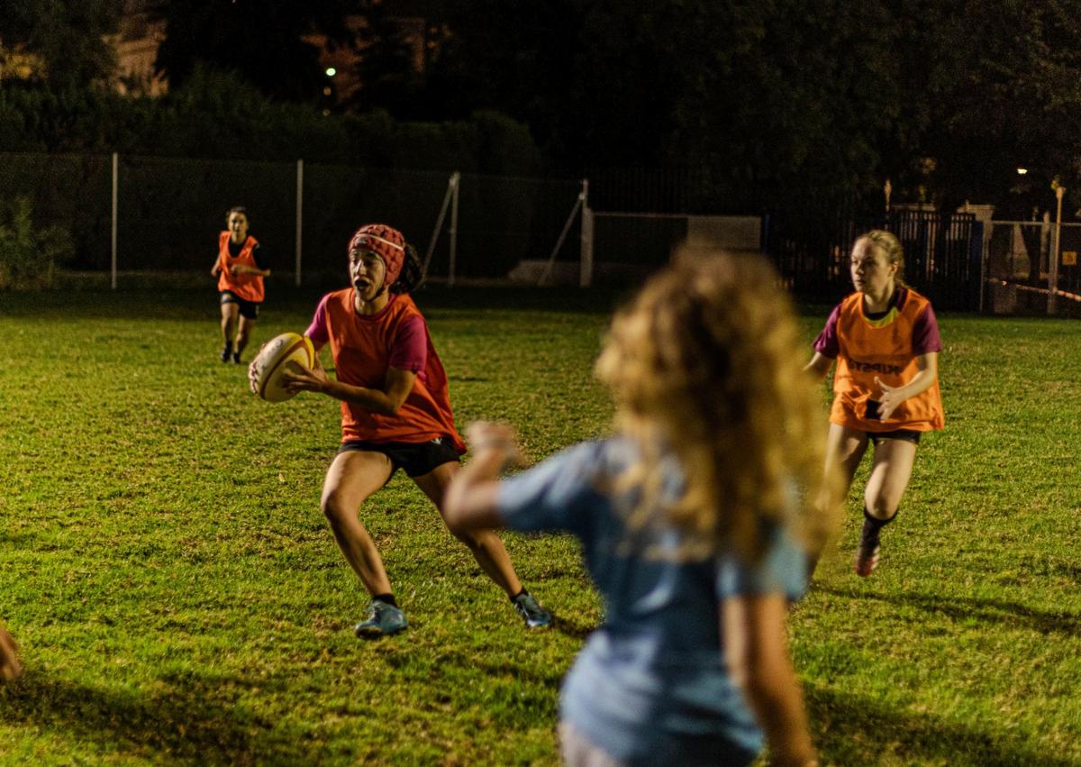 Imagen secundaria 1 - Las universitarias del rugby 7, en acción. 