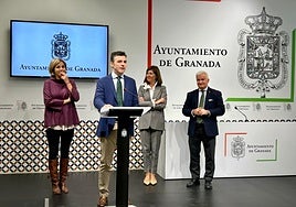 El portavoz municipal, Jorge Saavedra, junto a concejales del equipo de gobierno, este viernes.