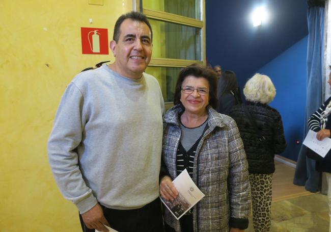 Jesús Mayén y Aurora Fernández, antes de entrar.