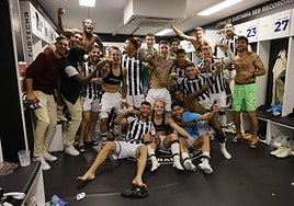 Celebración de los futbolistas 'orellut' en el vestuario.