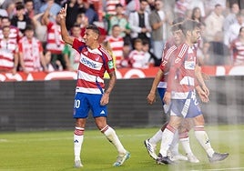 Uzuni celebra uno de sus goles con la afición.