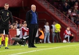 El entrenador del Tenerife, Pepe Mel, observa el partido cariacontecido.