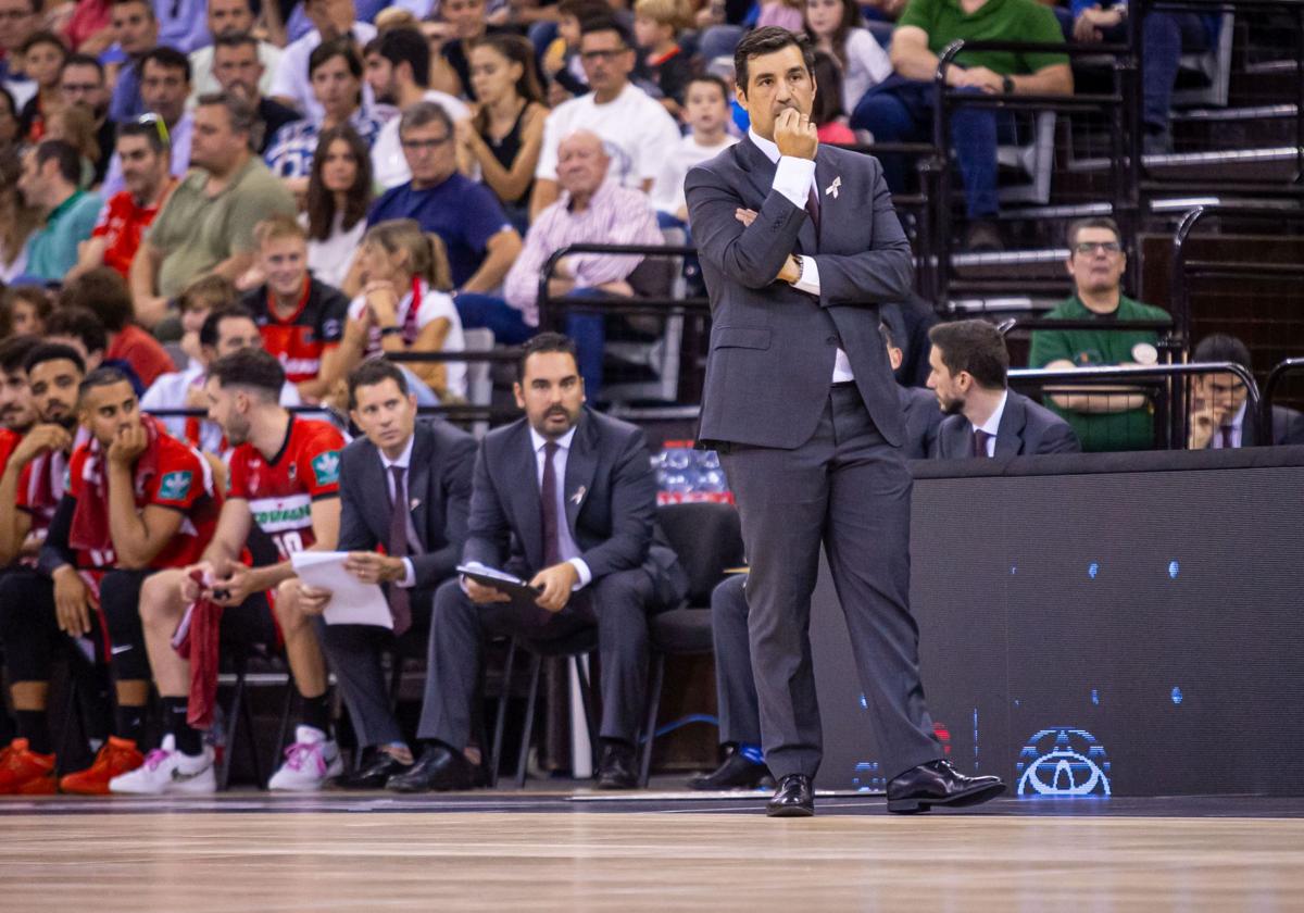 Pablo Pin observa el juego en la banda.