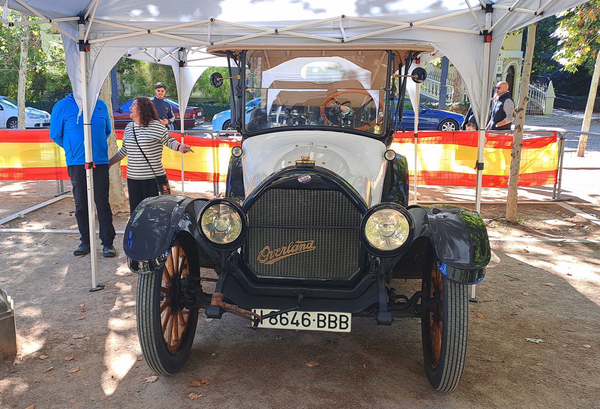 El Paseo del Salón se convierte en una pasarela de coches clásicos