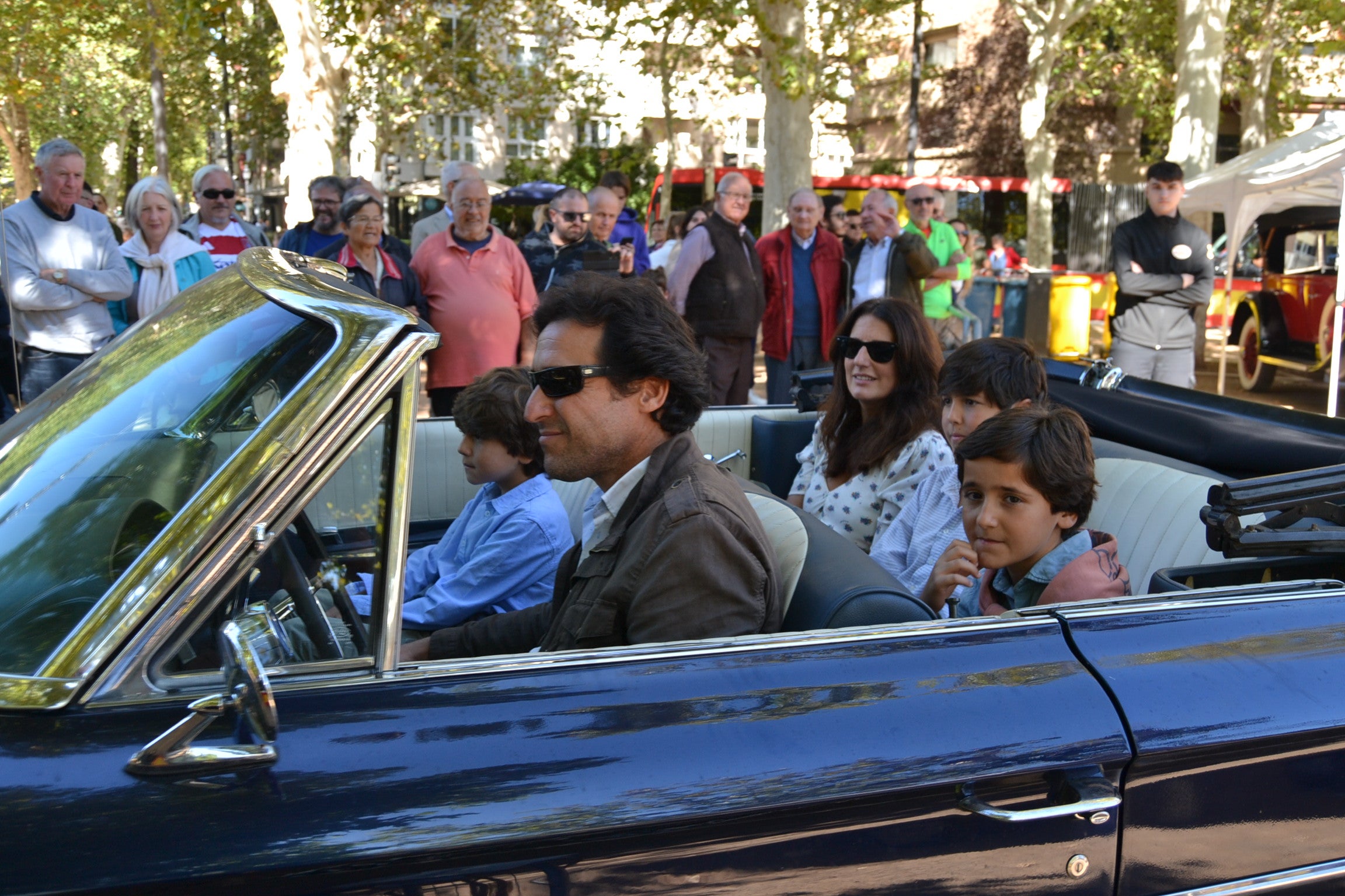 El Paseo del Salón se convierte en una pasarela de coches clásicos