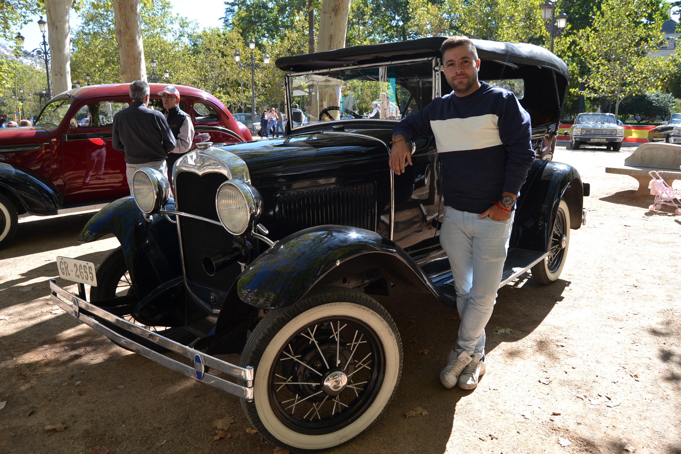 El Paseo del Salón se convierte en una pasarela de coches clásicos