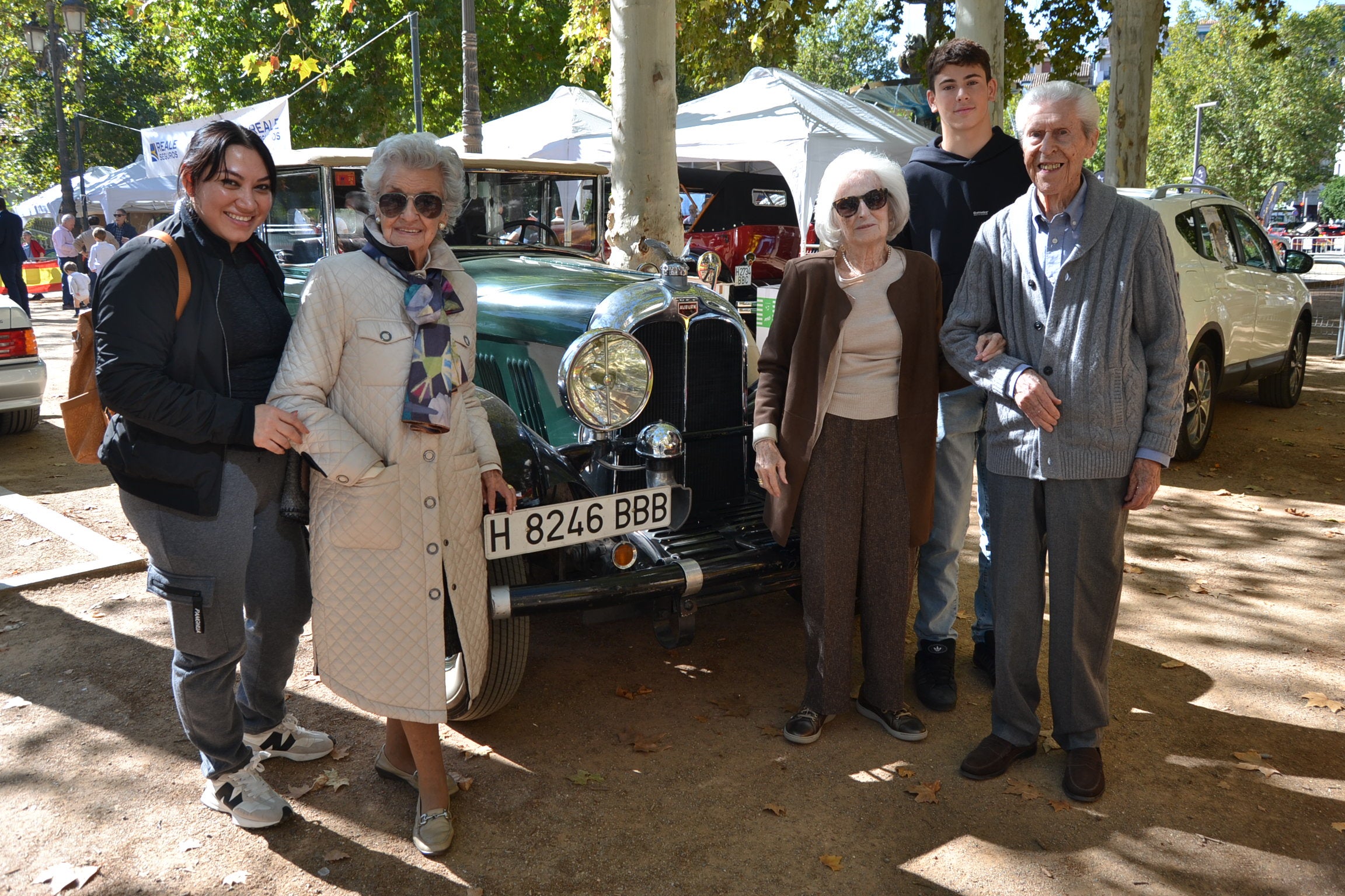 El Paseo del Salón se convierte en una pasarela de coches clásicos