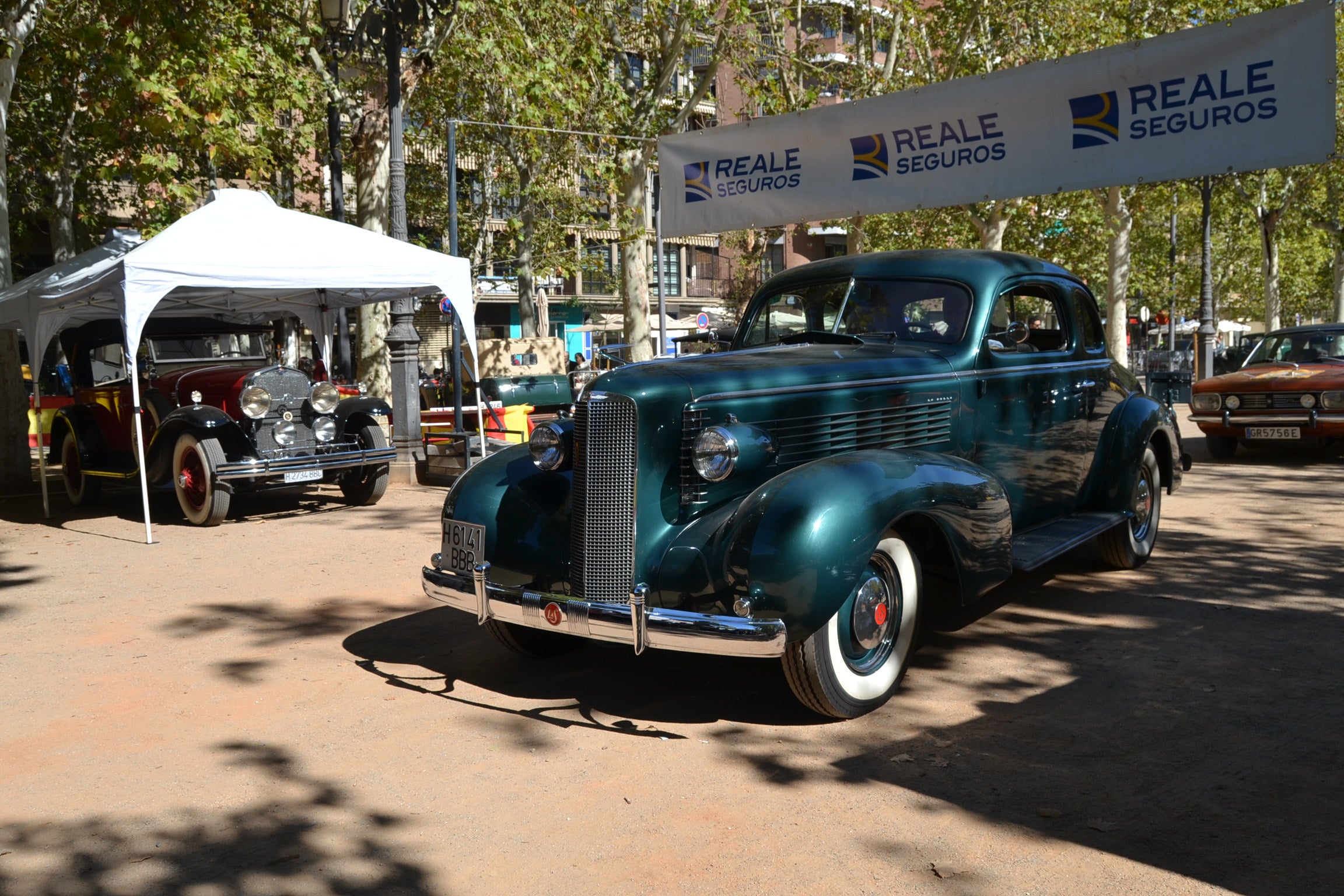 El Paseo del Salón se convierte en una pasarela de coches clásicos