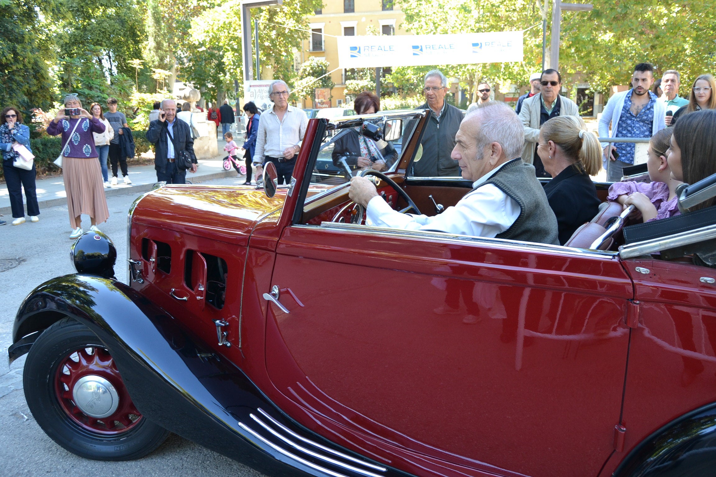 El Paseo del Salón se convierte en una pasarela de coches clásicos