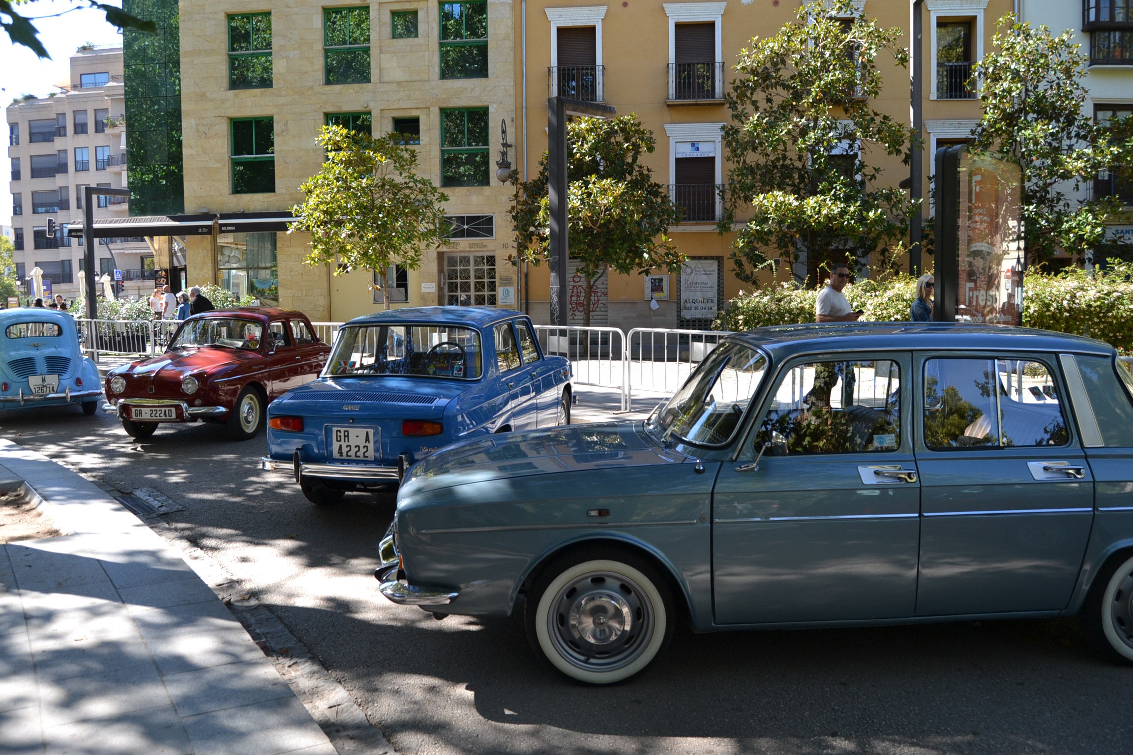 El Paseo del Salón se convierte en una pasarela de coches clásicos