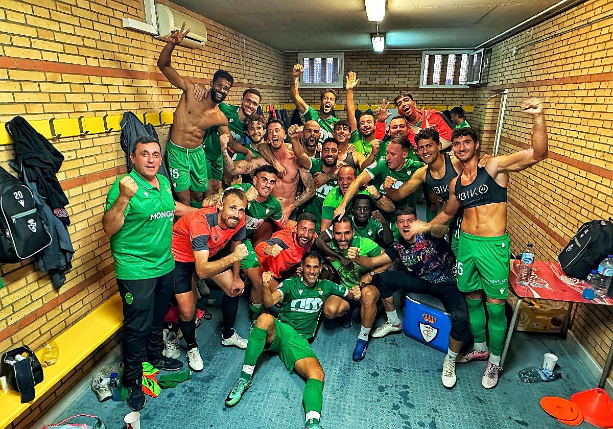 Alegría en el vestuario jienense tras el triunfo en Santo Domingo.