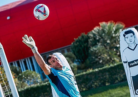 Fernando Martinez se estira para detener un balón, algo que hace y evita derrotas.