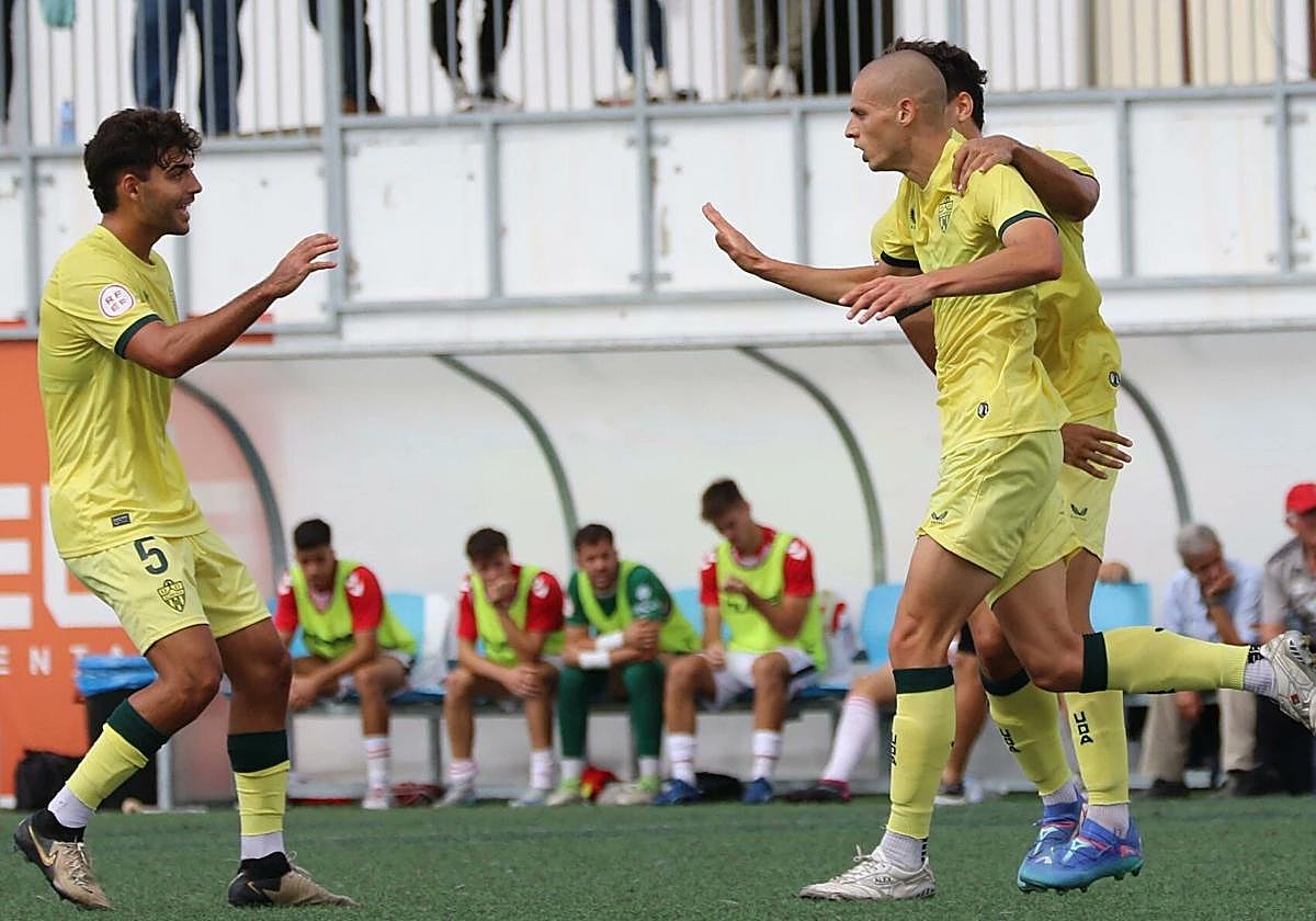 Álex Mendes celebra el gol del empate en Lebrija con Paco Sanz, al que suplirá en el centro.