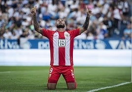 Luis Suárez pone a la afición rojiblanca a sus pies con un doblete de justicia por trabajo.